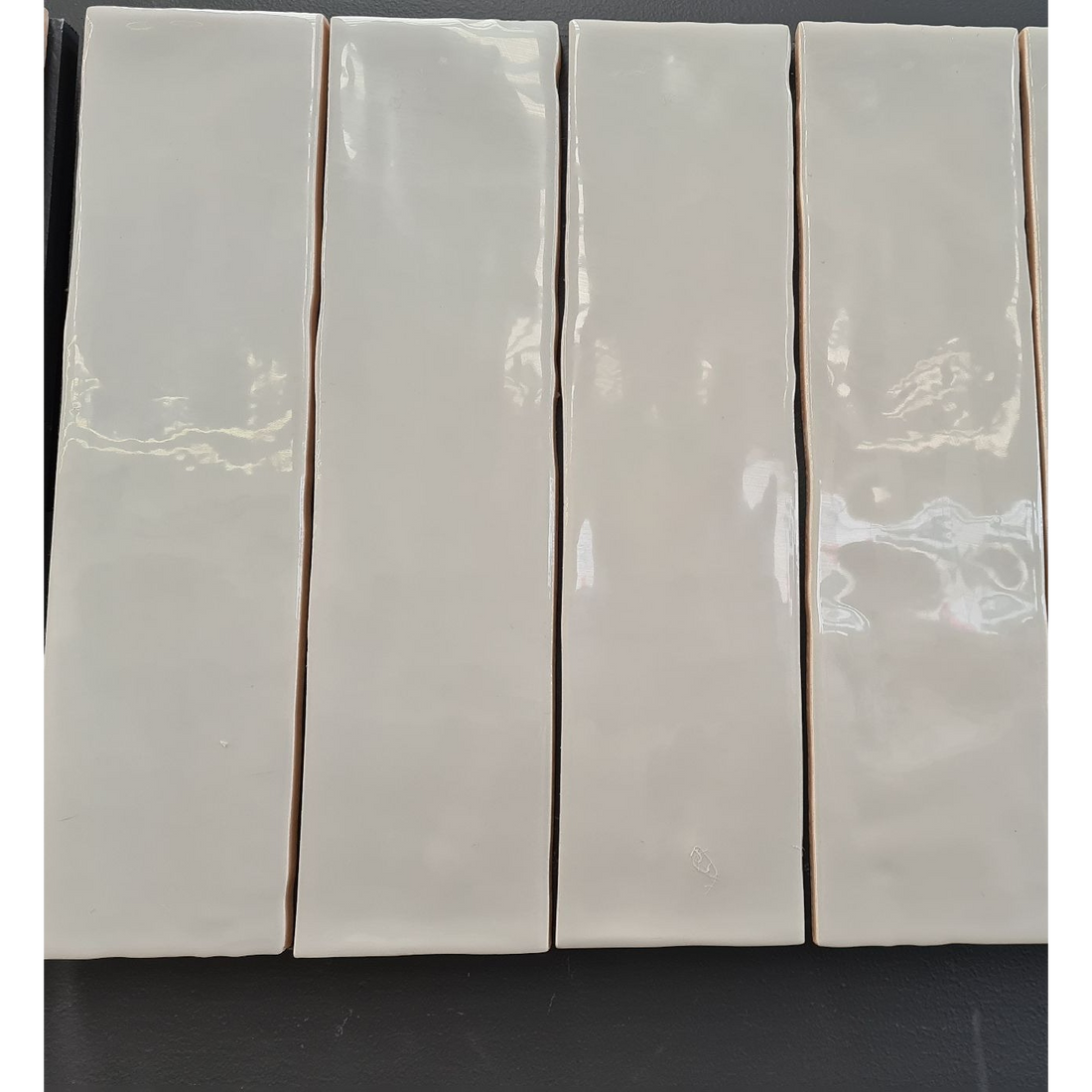Yarra Pebble Gloss 75x300, tiles laid together